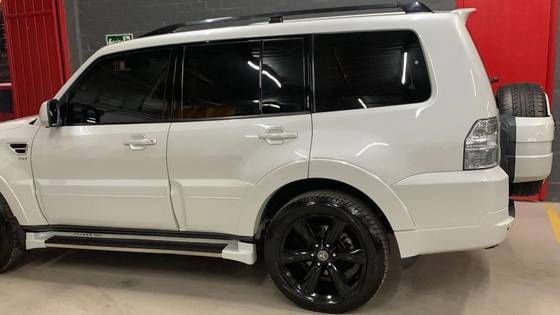 MITSUBISHI PAJERO FULL 3.2 HPE 4X4 16V TURBO INTERCOOLER DIESEL 4P AUTOMÁTICO MITSUBISHI PAJERO FULL 3.2 HPE 4X4 16V TURBO INTERCOOLER DIESEL 4P AUTOMÁTICO